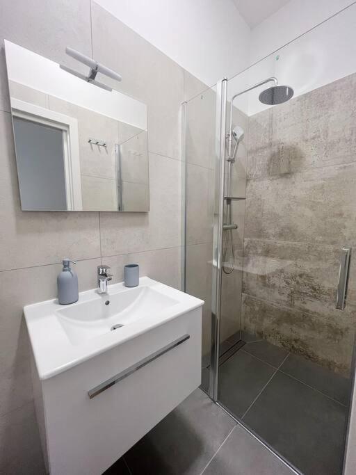 Chariming And Comfy Studio Apartment Пула Екстериор снимка